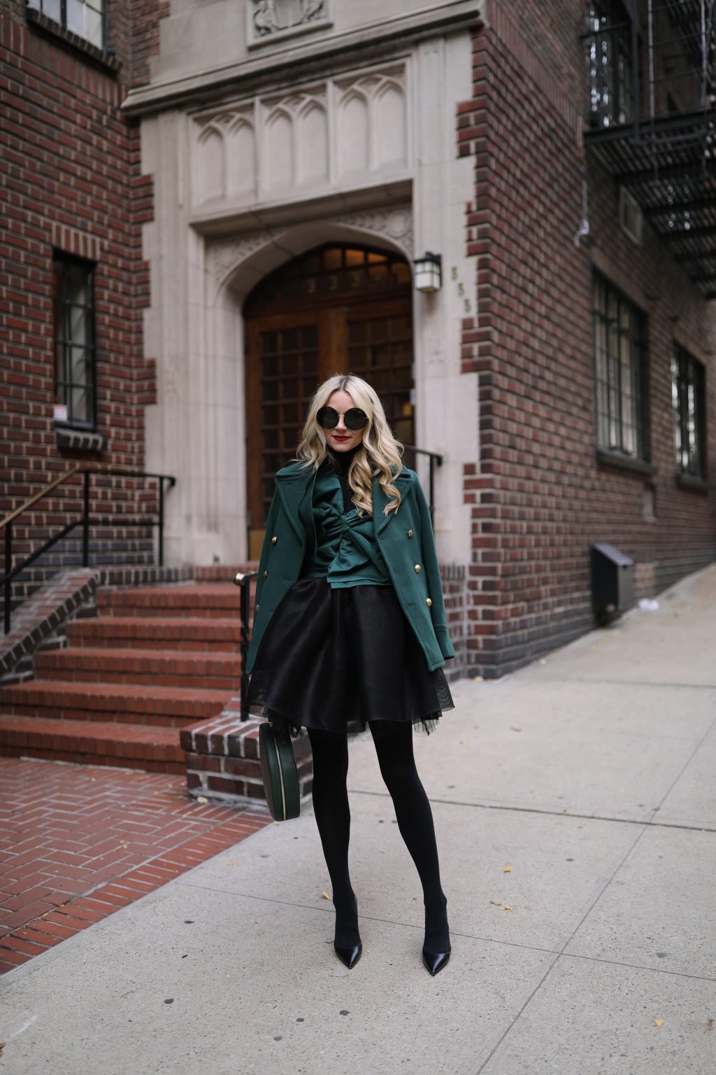 blair-eadie-blogger-fashion-green-bow-mansur-gavriel