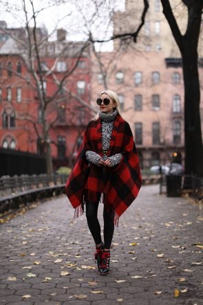 holiday-outfit-ideas-turtleneck-poncho-cape-plaid